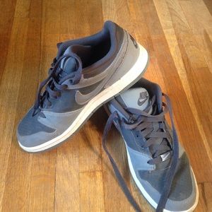 Nike boys size 6 skateboarding shoes