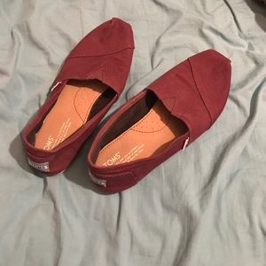 Burgundy toms