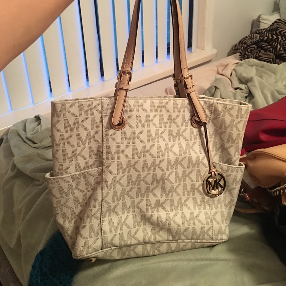 White MK tore purse