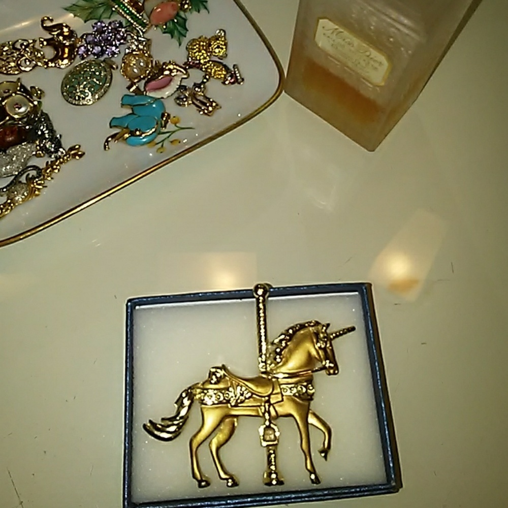 LOVELY CAROUSEL 🐎 HORSE BROOCH! - Picture 1 of 4