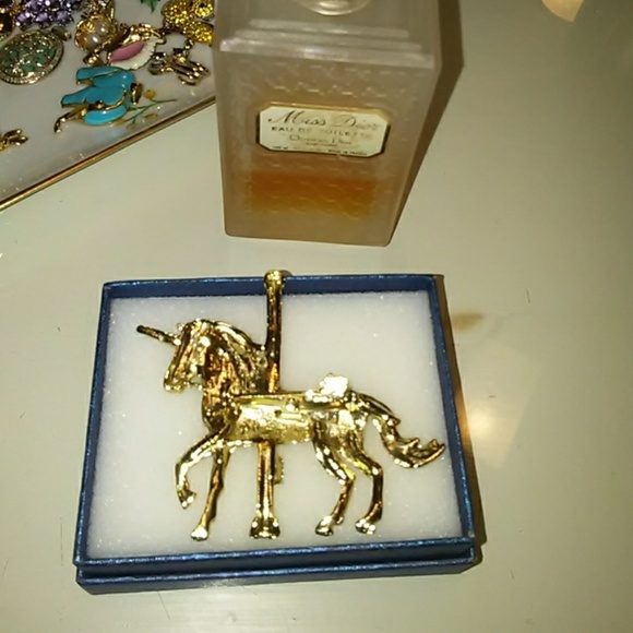 LOVELY CAROUSEL 🐎 HORSE BROOCH! - Picture 2 of 4