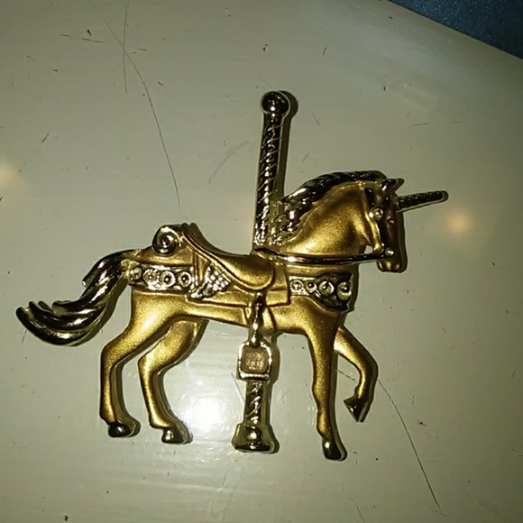 LOVELY CAROUSEL 🐎 HORSE BROOCH! - Picture 3 of 4