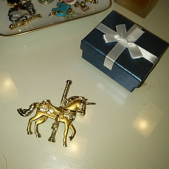 LOVELY CAROUSEL 🐎 HORSE BROOCH! - Picture 4 of 4