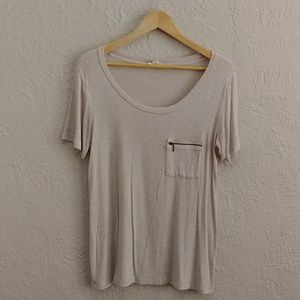 Loose Tee with zipper pocket