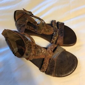 Like new Roan sandals