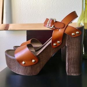 ADORABLE CHUNKY WOOD & FAUX LEATHER PLATFORM HEELS