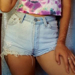 High waisted light wash Levi shorts