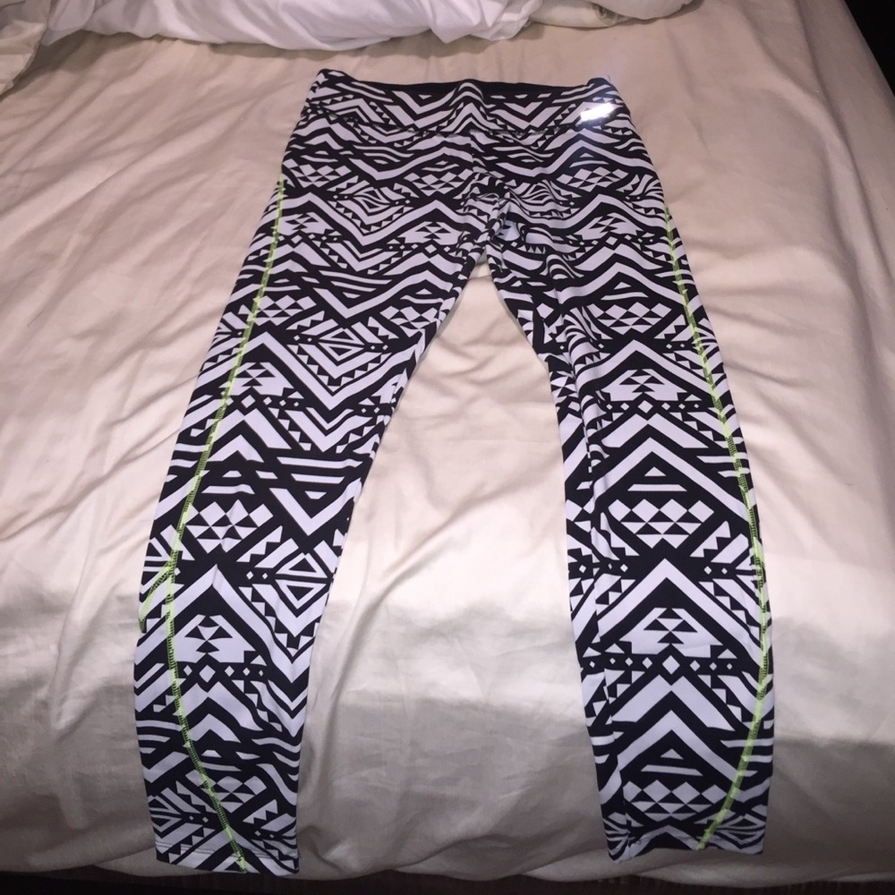Black and white printed VS leggings