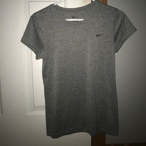 NWOT Nike dri fit women's short sleeve t shirt 🌈