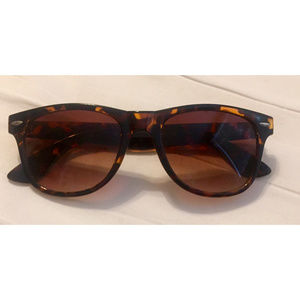NWOT Wayfarer Tortoise Sunglasses