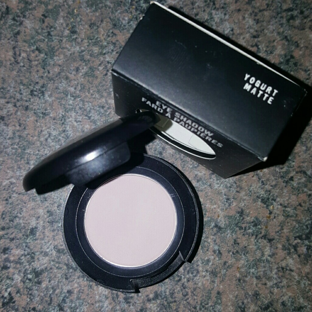 MAC Eyeshadow matte "Yogurt"