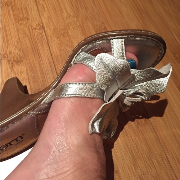 BORN SUPER COMFY SILVER HEELS - Picture 1 of 4