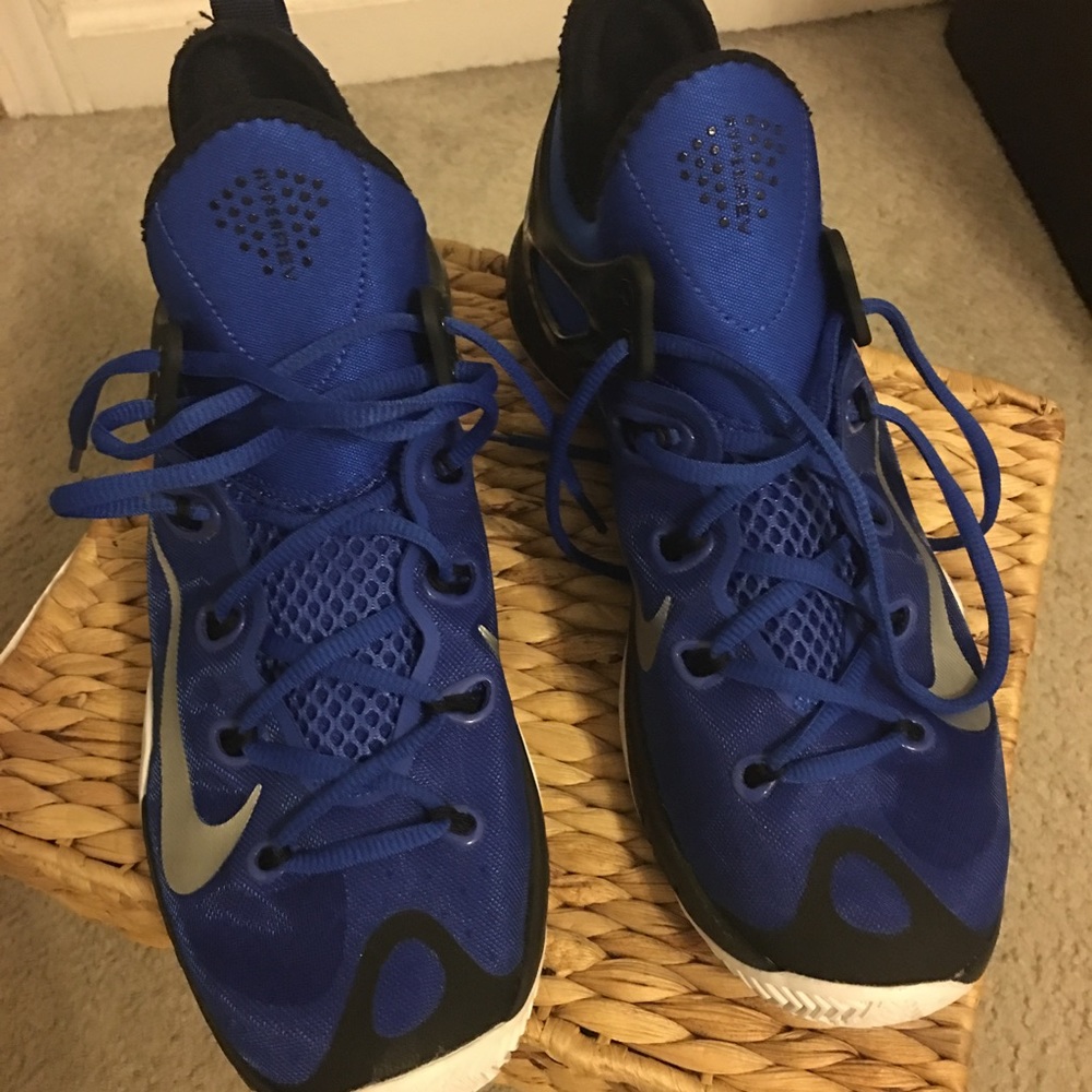 Men's Basketball. Size 8.5.Barely worn. No box.