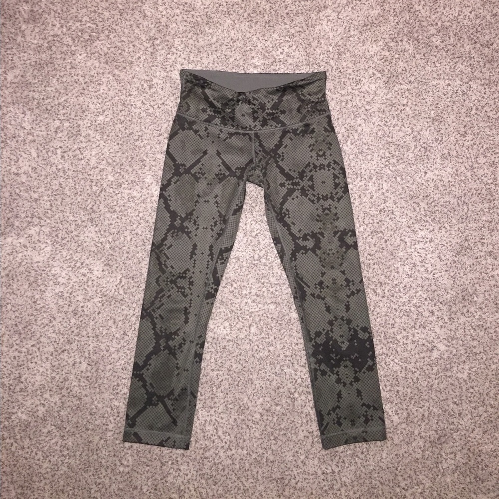 EUC Lululemon Wunder Under Crop Snake sz 4