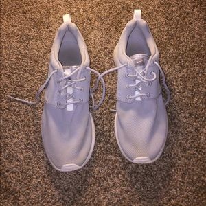 gray/dark gray nike roshes