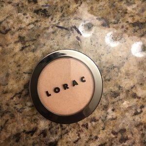 Lorac highlighter in shade "daylight"