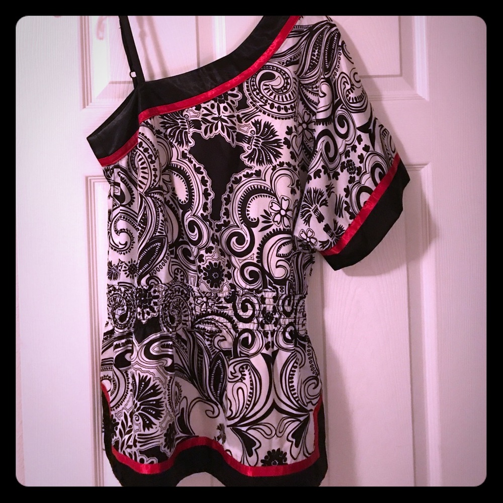 Black and white print one shoulder blouse