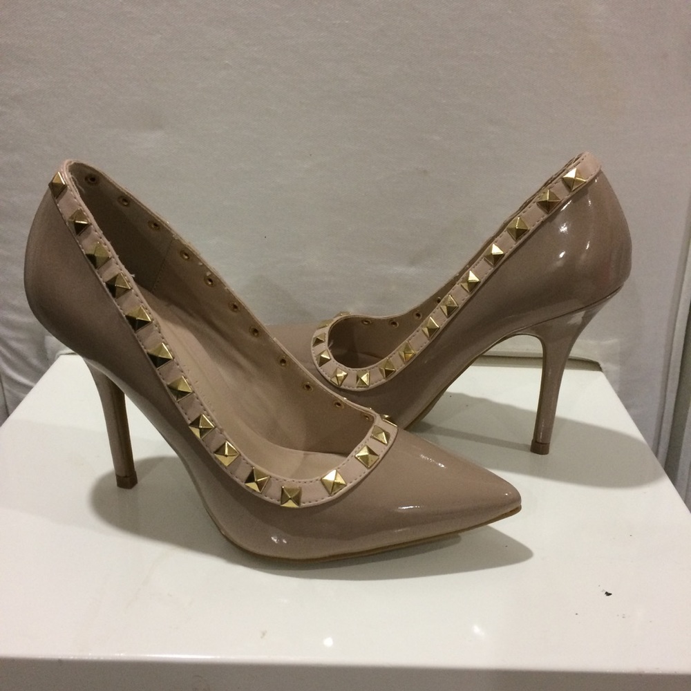 Pointy toe tan heel pump