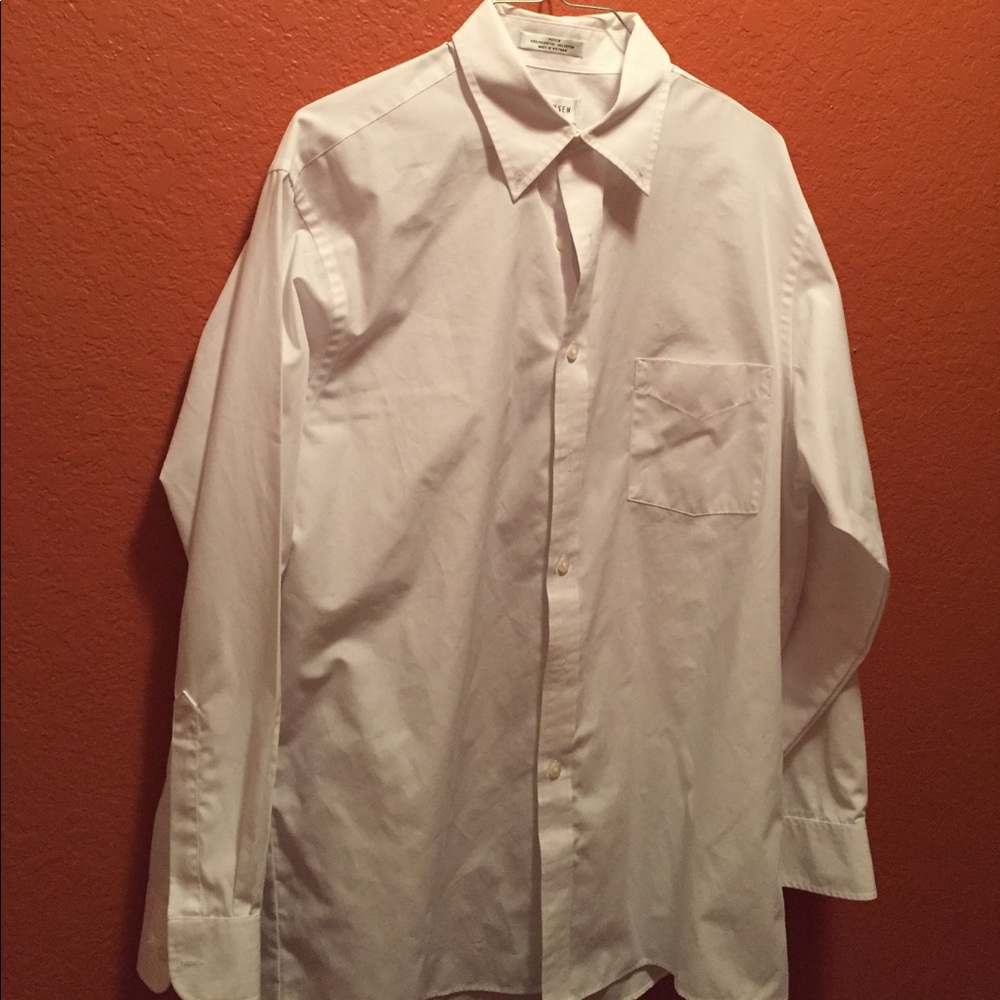 Van heusen long sleeve dress shirt.