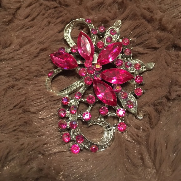 Beautiful Flower Brooch - Picture 1 of 3