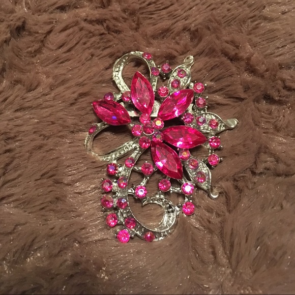 Beautiful Flower Brooch - Picture 3 of 3