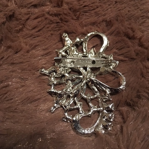 Beautiful Flower Brooch - Picture 2 of 3