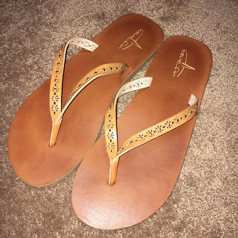 NEW Blue Fin Womans Tan Thong sandals Sz 10 Skylar