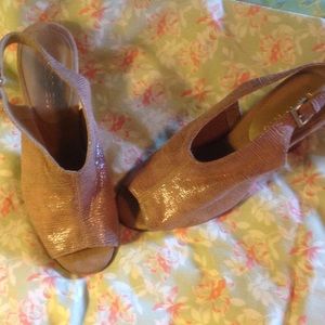 Very nice Aerosoles sandals!