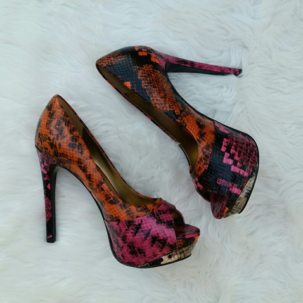 Guess multicolor snake print heels size 5 1/2