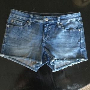 Frayed hem denim shorts