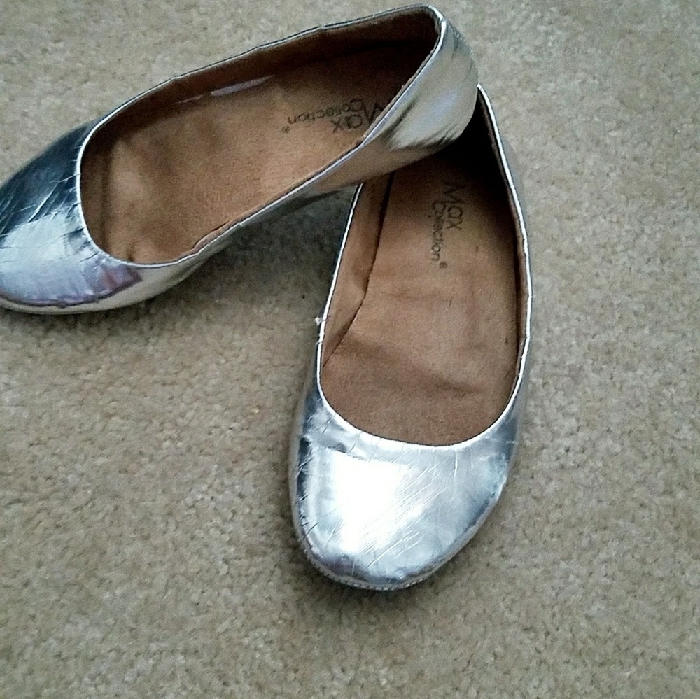 NWOT, Comfy Flats,metallic gray. Size 6