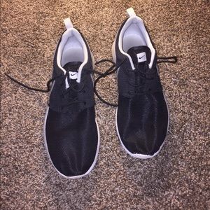 Black Nike Roshes