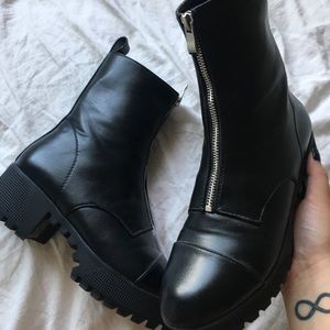 🚫 SOLD 🚫 black boots w/ zipper detail