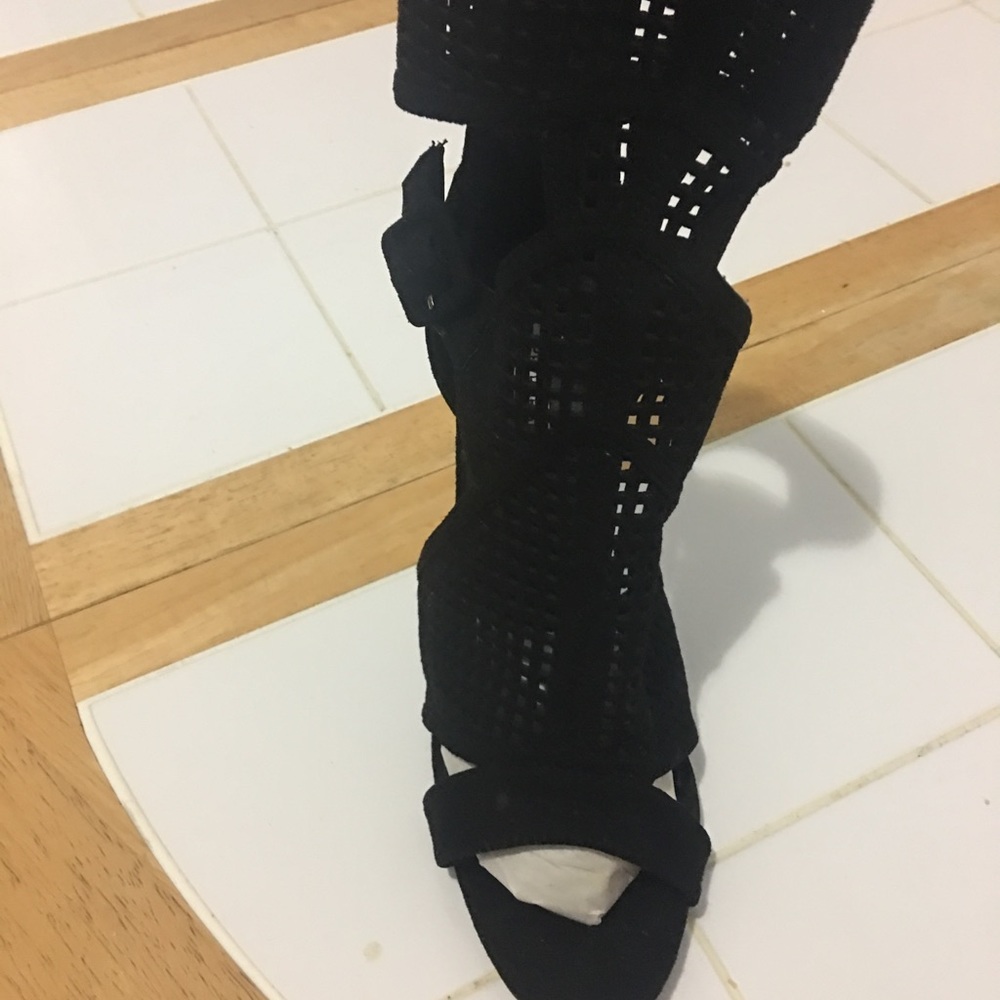 Black new sexy high heels... will turn heads!! - Picture 5 of 6