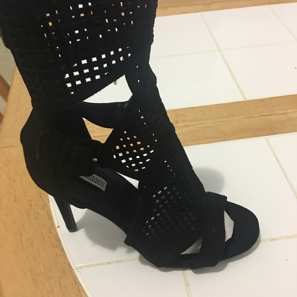 Black new sexy high heels... will turn heads!! - Picture 3 of 6