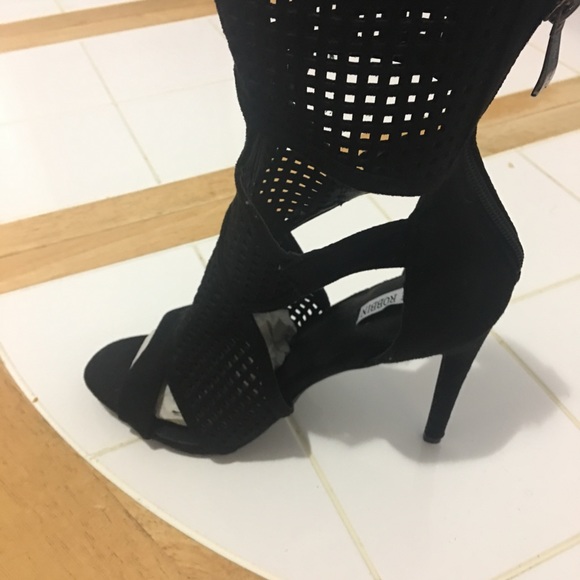 Black new sexy high heels... will turn heads!! - Picture 4 of 6