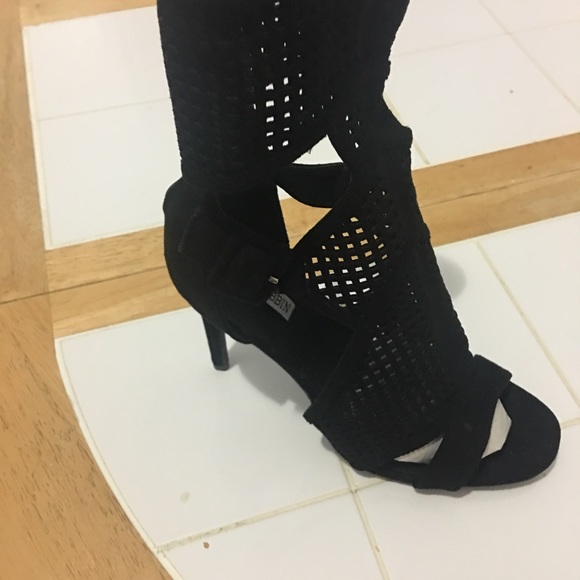 Black new sexy high heels... will turn heads!! - Picture 6 of 6