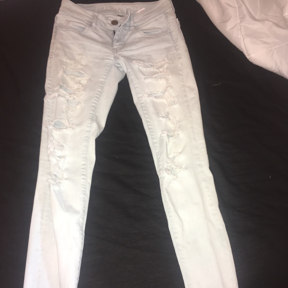 Light wash American eagle ripped skinny jeans