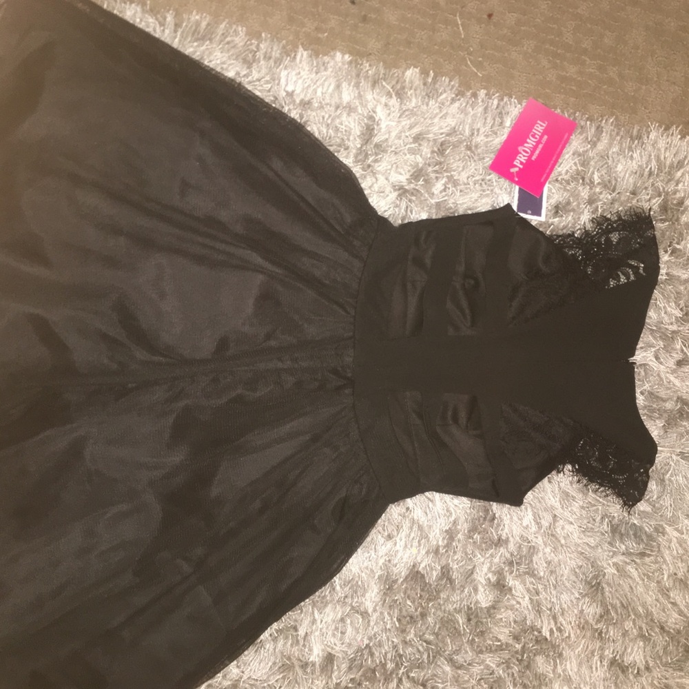 NEVER WORN Black Lace Homecoming Dress
