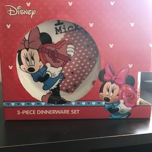 Minnie Mouse dinnerware set