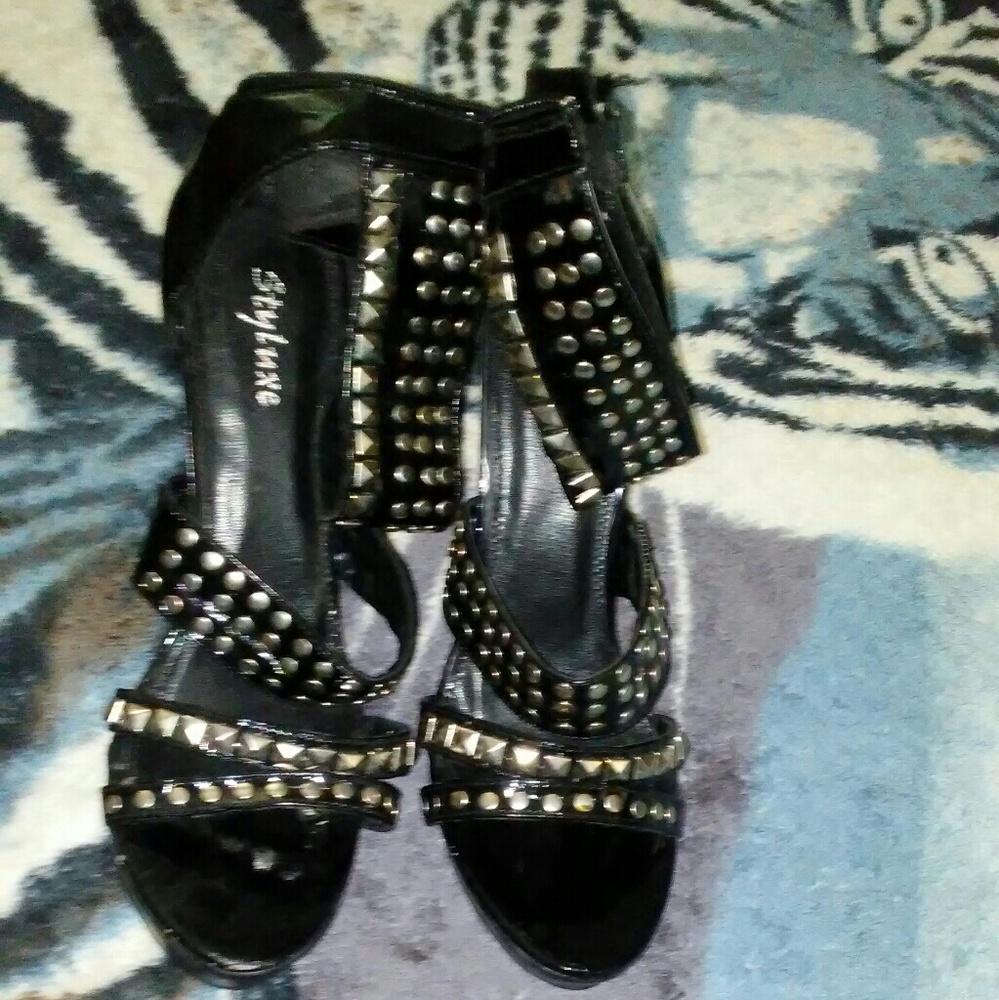 STUDDED HEELS