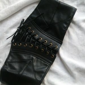 Corset like belt