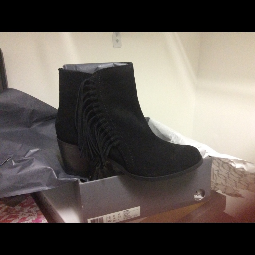 Free Shipping!!!Reduced Kenneth Cole  2.5 In Heel Suede Ankle