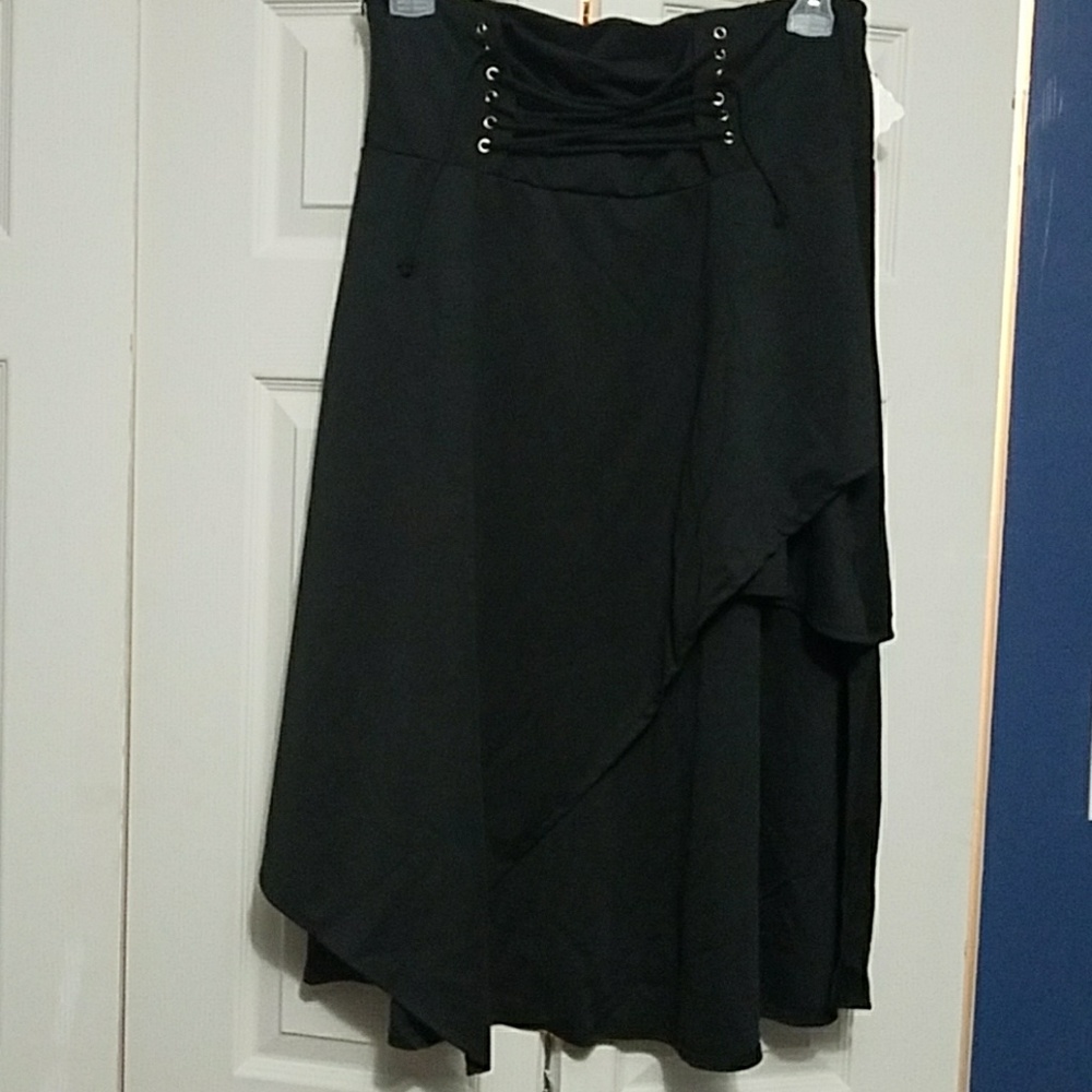 Asymmetric Tiered Skirt Pirate