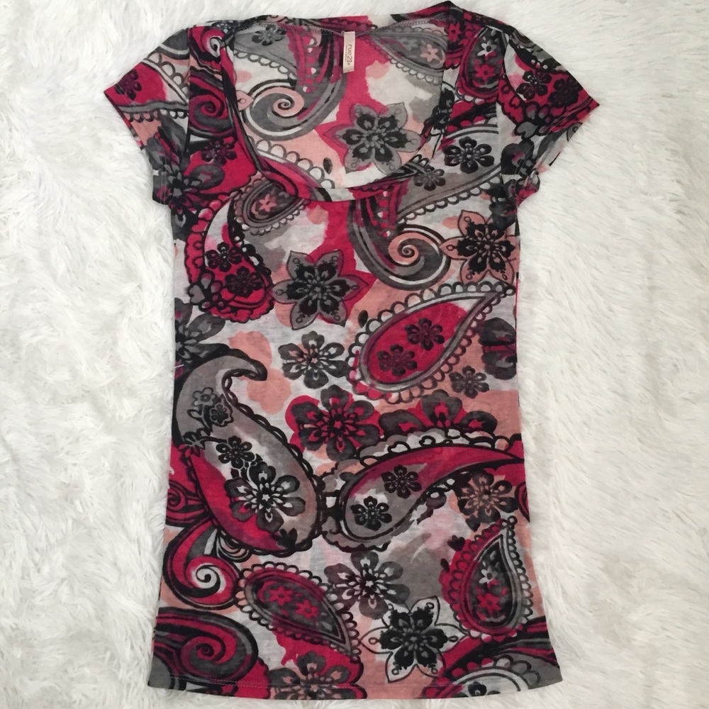 💥4/$25💥 Two Cute Colorful Fitted Shirts - Picture 4 of 6