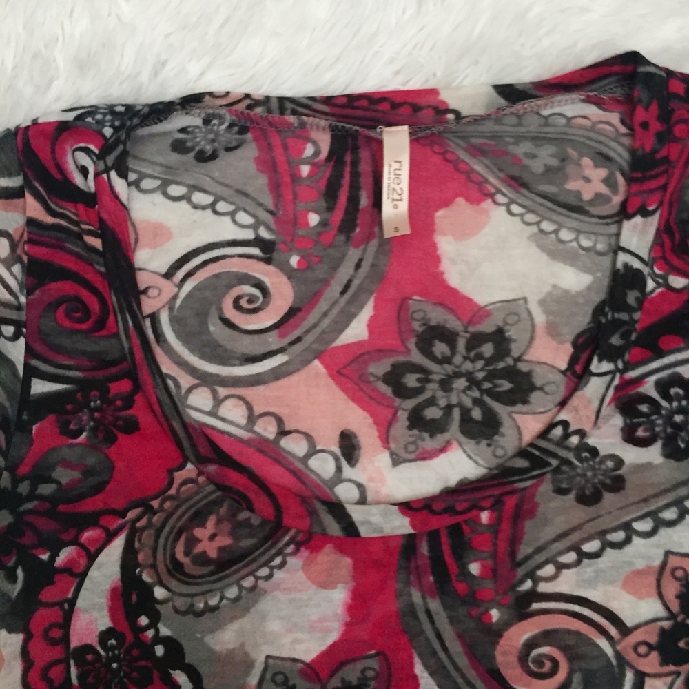 💥4/$25💥 Two Cute Colorful Fitted Shirts - Picture 5 of 6