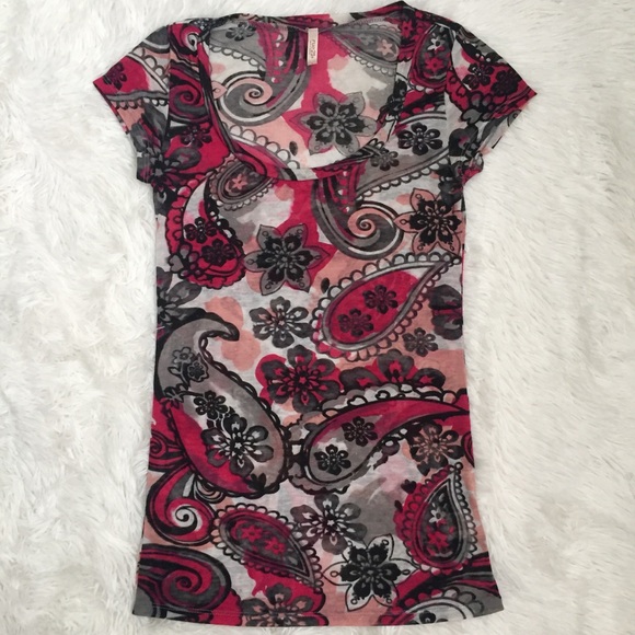 💥4/$25💥 Two Cute Colorful Fitted Shirts - Picture 4 of 6