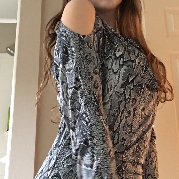 BCBG Snake print shirt 🐍 cold shoulder cutout - Picture 3 of 6