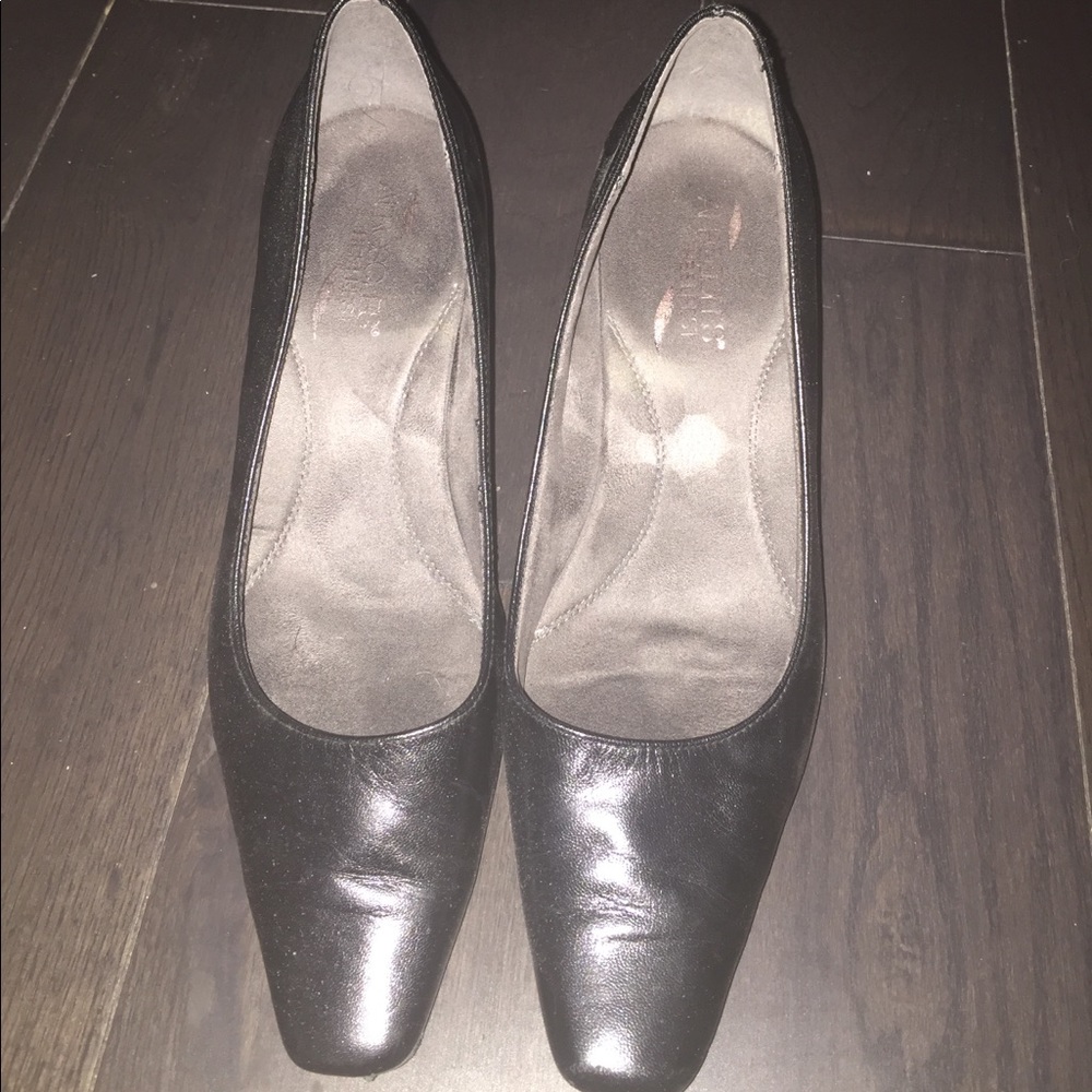 Aerosoles heel rest black leather heels 9