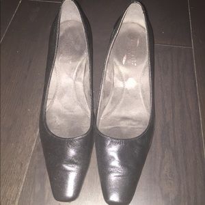 Aerosoles heel rest black leather heels 9